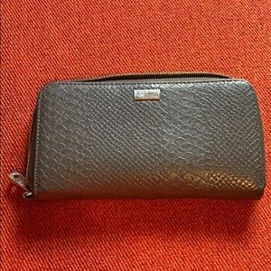 Gray snakeskin textured Thirty-one Wallet with zip